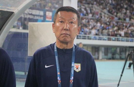 法尔克指出：“据我了解，利物浦仍在关注马克西米利安-贝尔，但他们不确定这名球员是否可以立即给球队带来帮助。